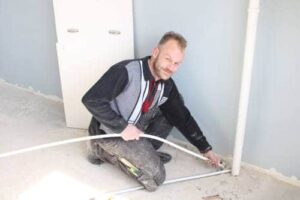 Davey van Oomen loodgieters aan het werk
